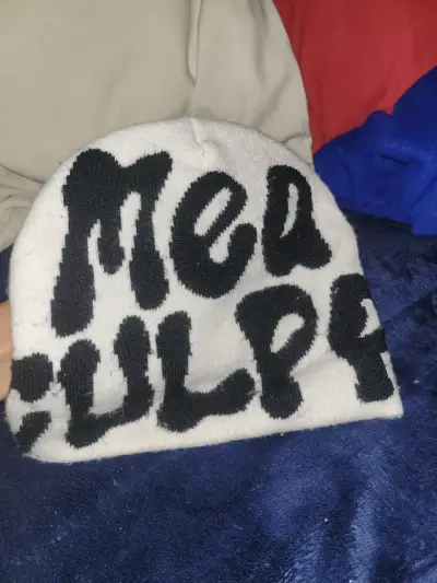 Gorro de lana blanco con texto 'Mea Culpa' - miniatura 2