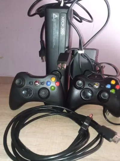 Consola Xbox 360 con dos controles y cables - miniatura 1