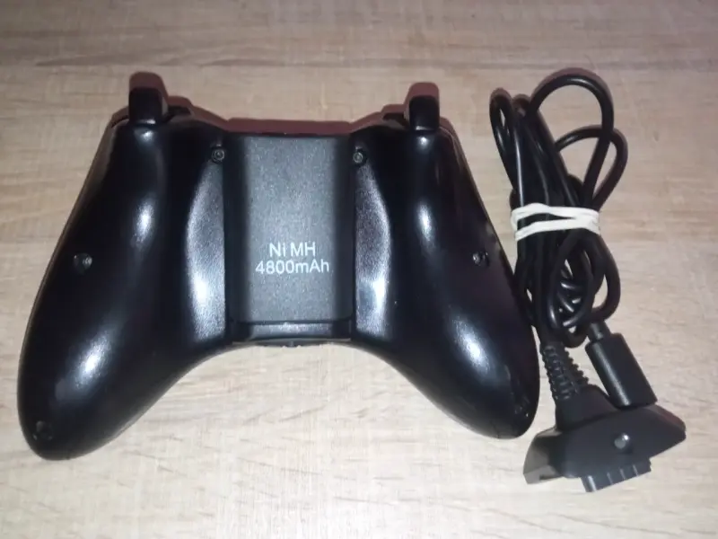 Consola Xbox 360 con dos controles y cables - 2
