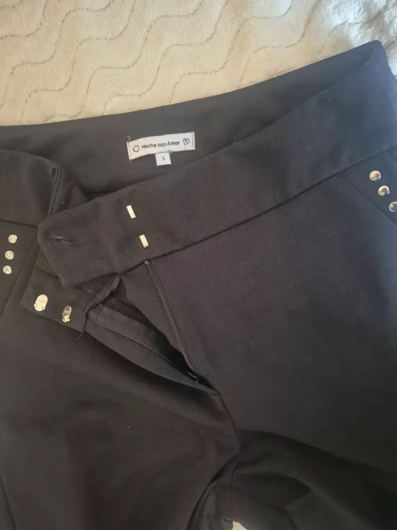 Pantalones negros ajustados con botones decorativos - 2