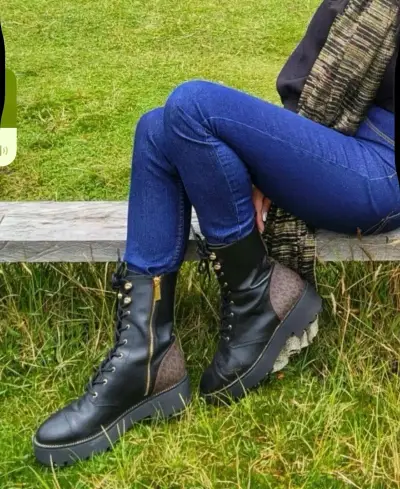 Botas negras de cuero con plataforma - miniatura 1