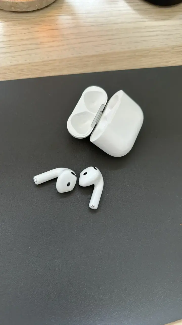 AirPods 4 - 3