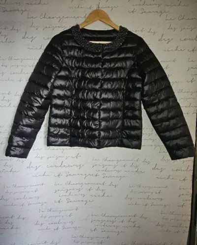 Chaqueta acolchada negra con detalles brillantes - miniatura 2