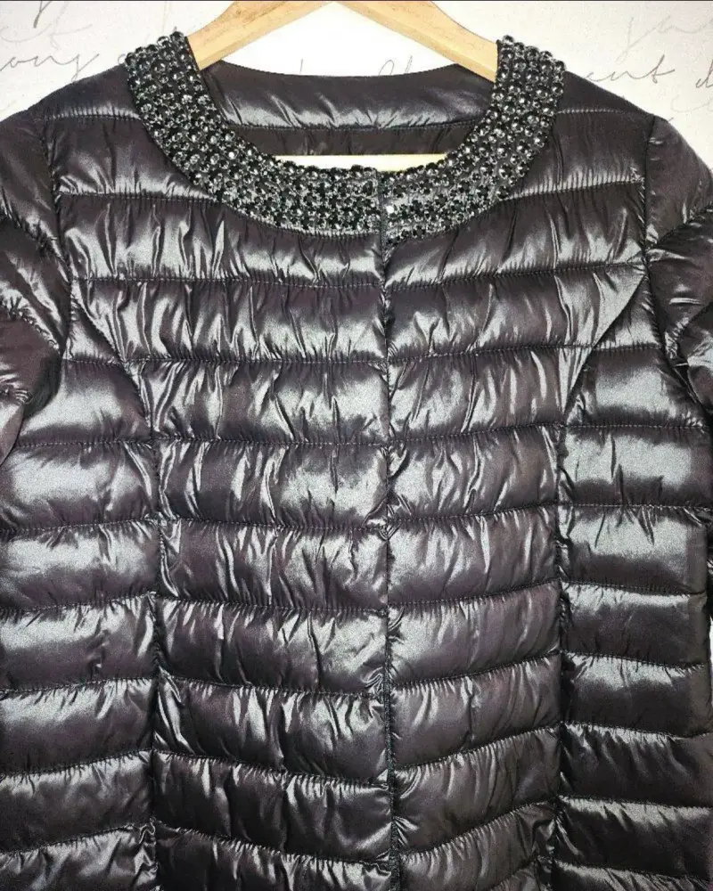 Chaqueta acolchada negra con detalles brillantes - 3
