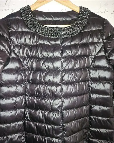 Chaqueta acolchada negra con detalles brillantes - miniatura 3