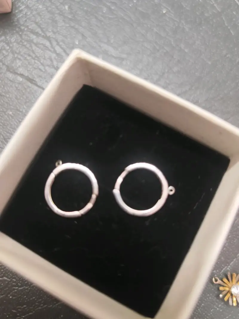 Aros de oro blanco pequeños con diseño elegante - 1