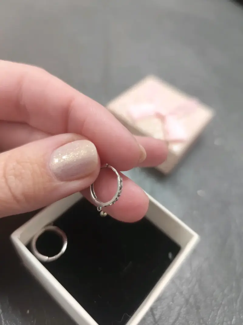 Aros de oro blanco pequeños con diseño elegante - 2