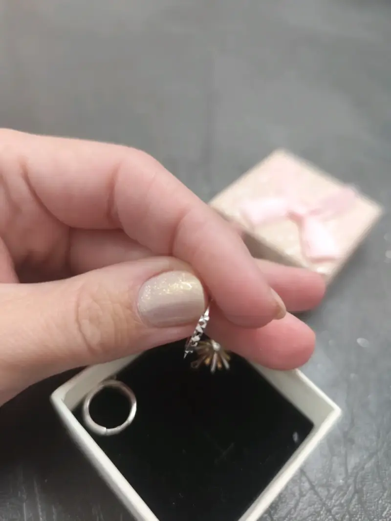Aros de oro blanco pequeños con diseño elegante - 3