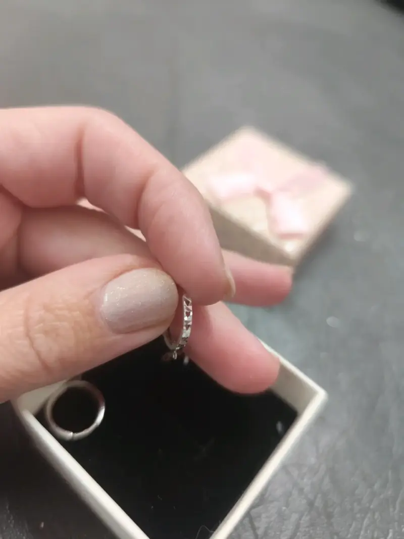 Aros de oro blanco pequeños con diseño elegante - 4