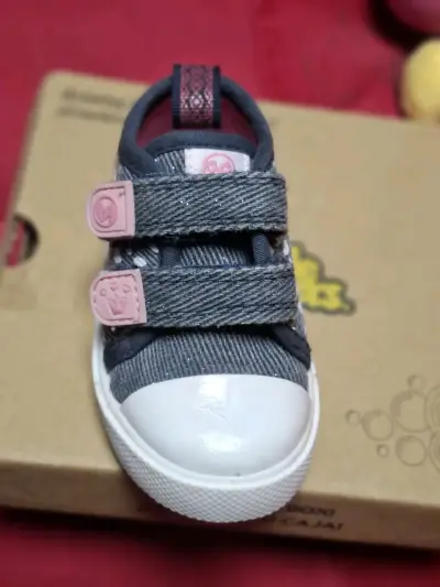 Zapatillas de bebé con velcro y diseño rosa - miniatura 1