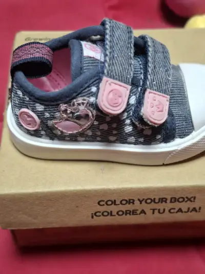 Zapatillas de bebé con velcro y diseño rosa - miniatura 2