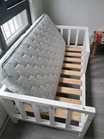 Cuna de madera blanca con colchón incluido - miniatura 1
