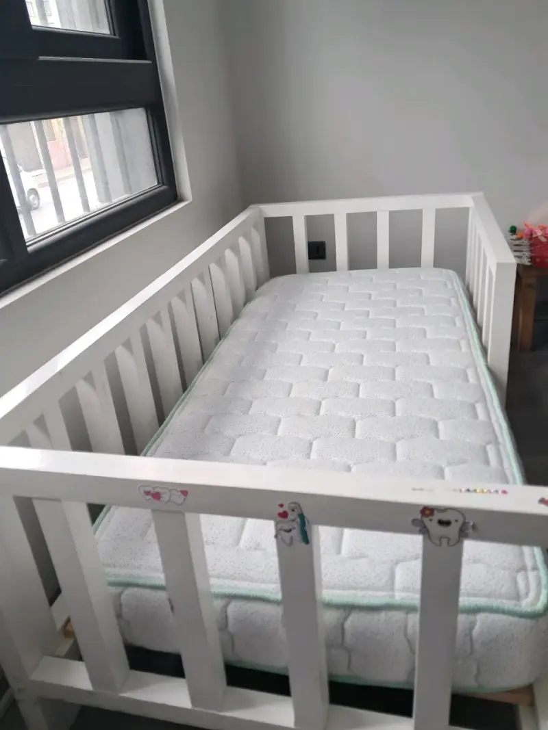 Cuna de madera blanca con colchón incluido - 2