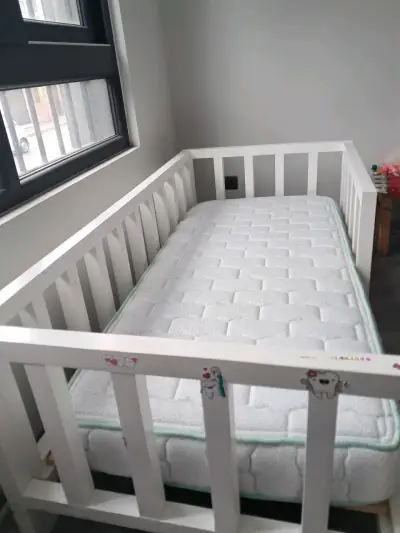 Cuna de madera blanca con colchón incluido - miniatura 2
