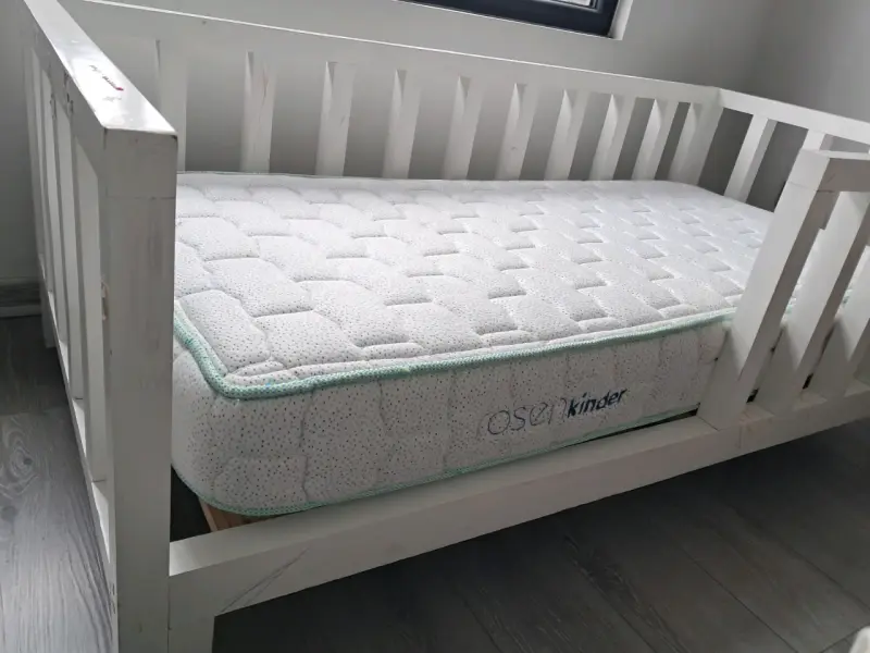Cuna de madera blanca con colchón incluido - 3