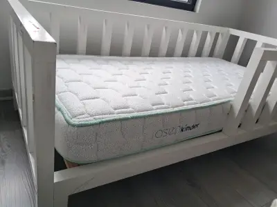 Cuna de madera blanca con colchón incluido - miniatura 3