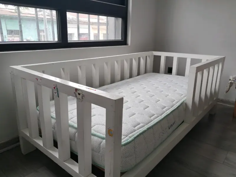 Cuna de madera blanca con colchón incluido - 4