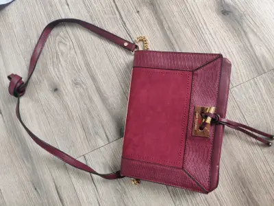 Cartera de cuero roja con correa ajustable - miniatura 1