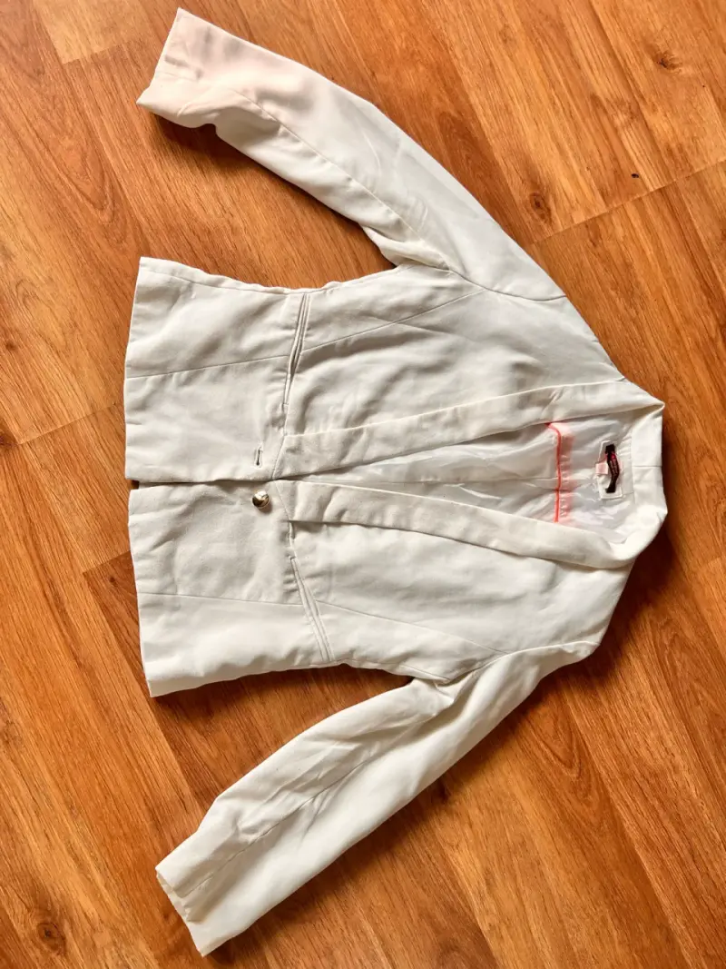 Vestido blanco elegante con chaqueta a juego - 4