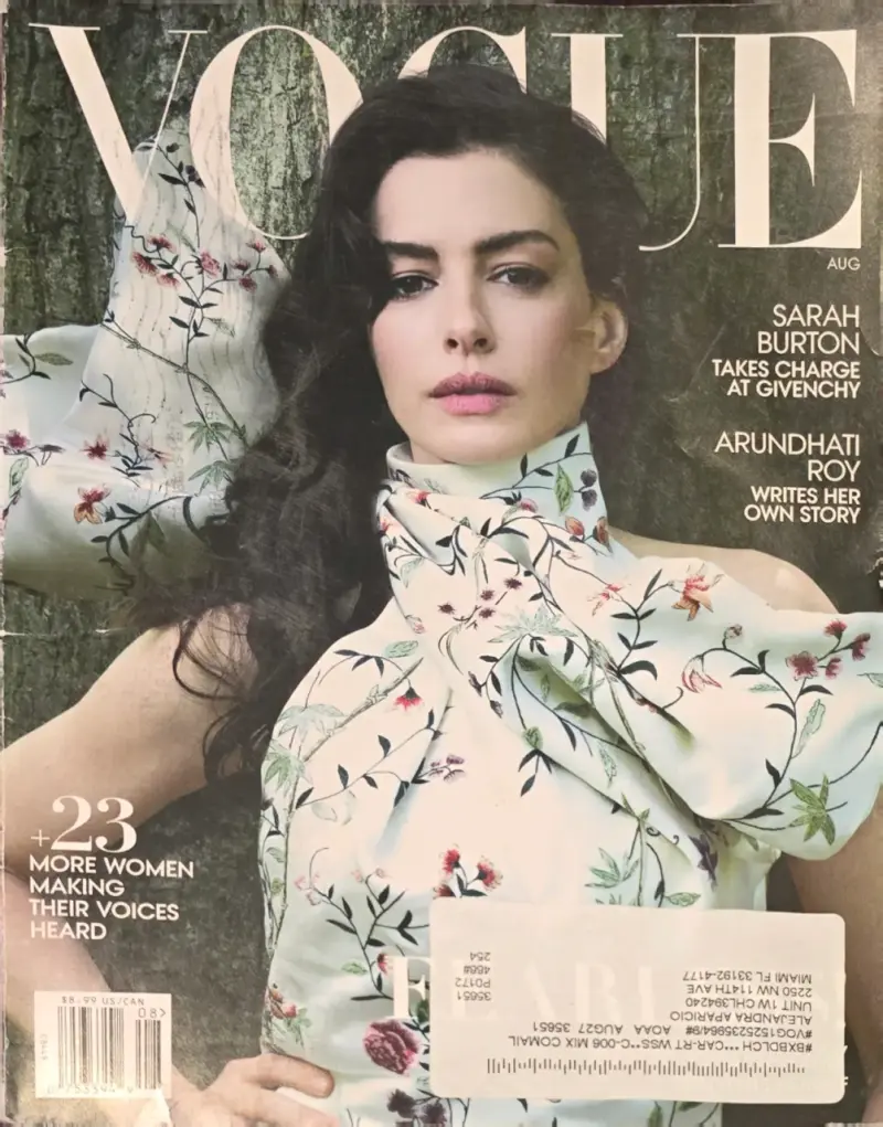 Revista Vogue edición agosto con portada floral