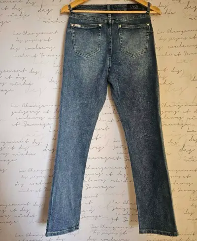 Jeans de mujer con diseño de puntos - miniatura 2