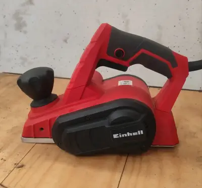Cepillo eléctrico Einhell rojo y negro - miniatura 1