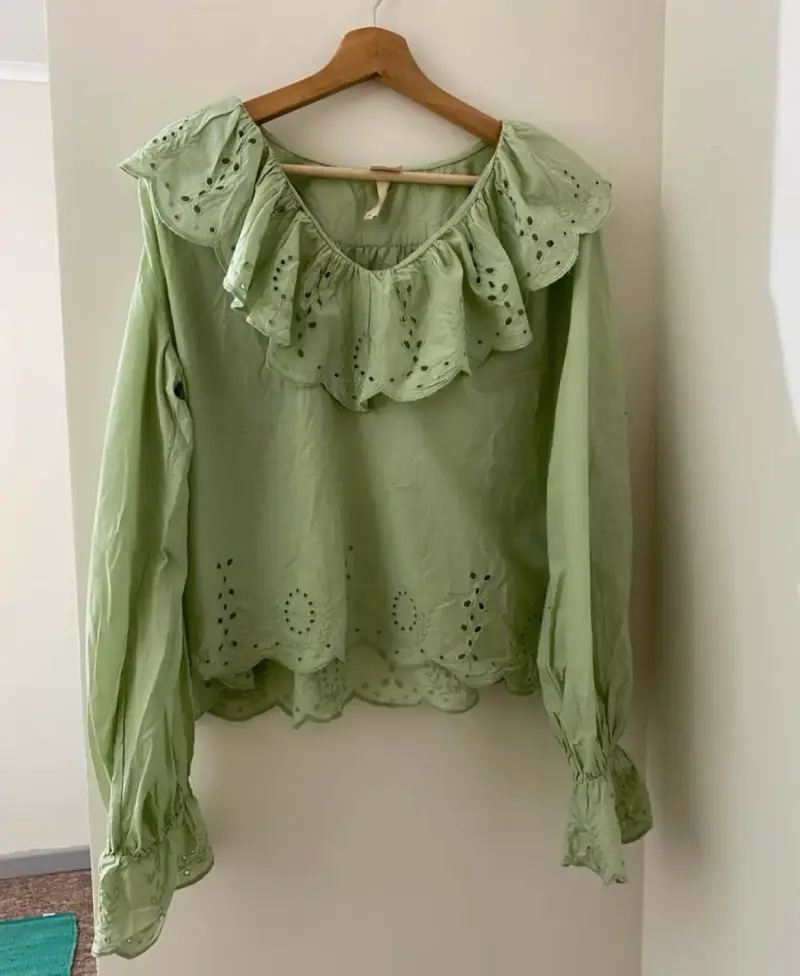 Blusa Verde H&M con Volantes y Bordado - 1