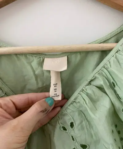 Blusa Verde H&M con Volantes y Bordado - miniatura 2