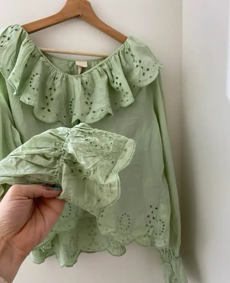 Blusa Verde H&M con Volantes y Bordado - 3