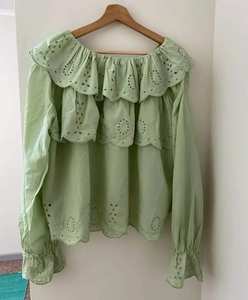 Blusa Verde H&M con Volantes y Bordado - 4