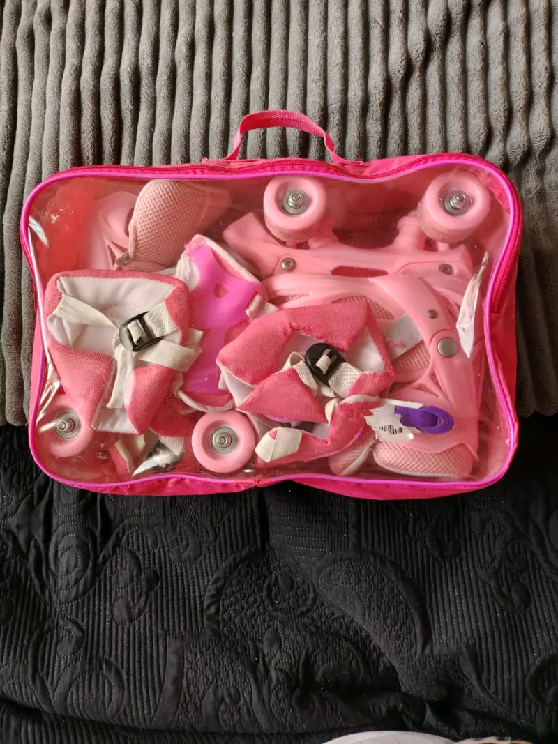 Patines de cuatro ruedas rosados con protecciones y bolso - 2