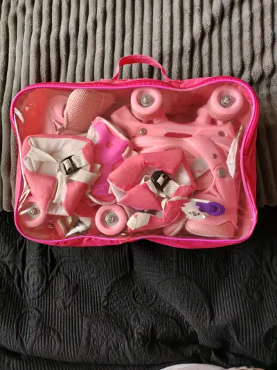 Patines de cuatro ruedas rosados con protecciones y bolso - miniatura 2