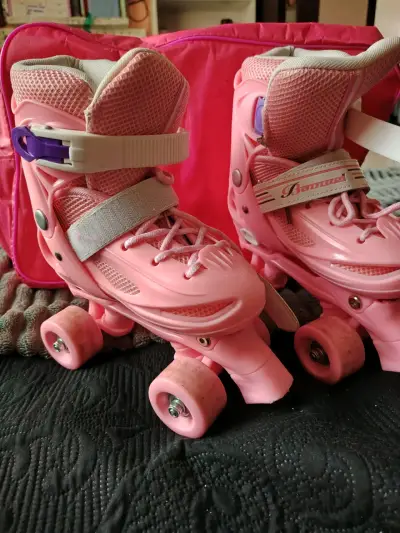 Patines de cuatro ruedas rosados con protecciones y bolso - miniatura 3