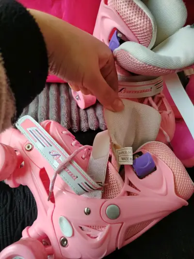 Patines de cuatro ruedas rosados con protecciones y bolso - miniatura 4