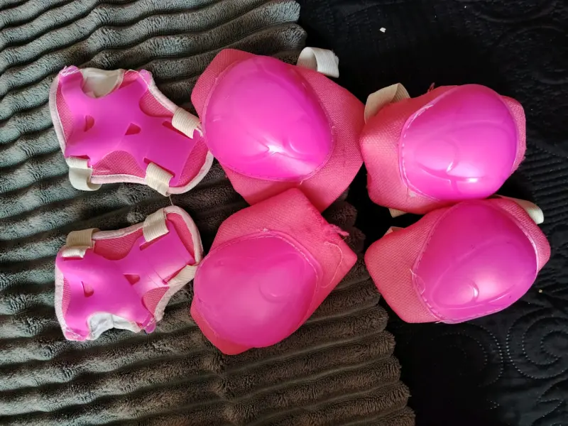 Patines de cuatro ruedas rosados con protecciones y bolso - 5