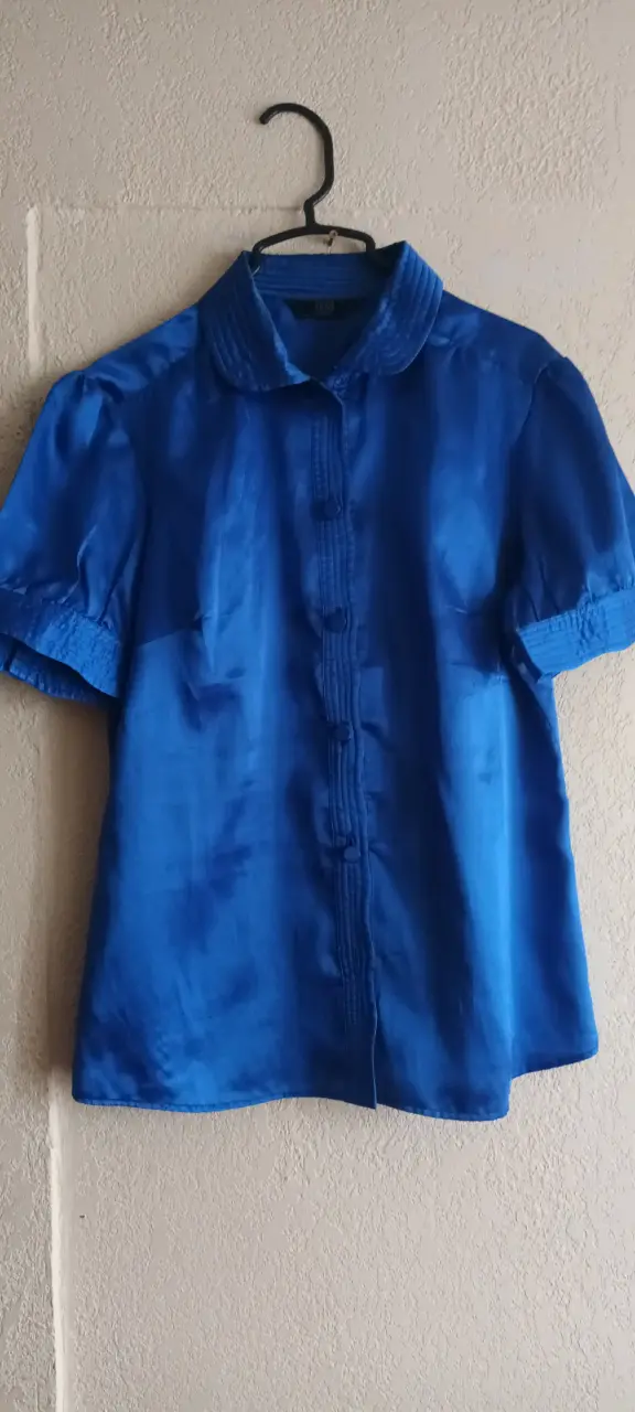 Blusa azul de seda para mujer