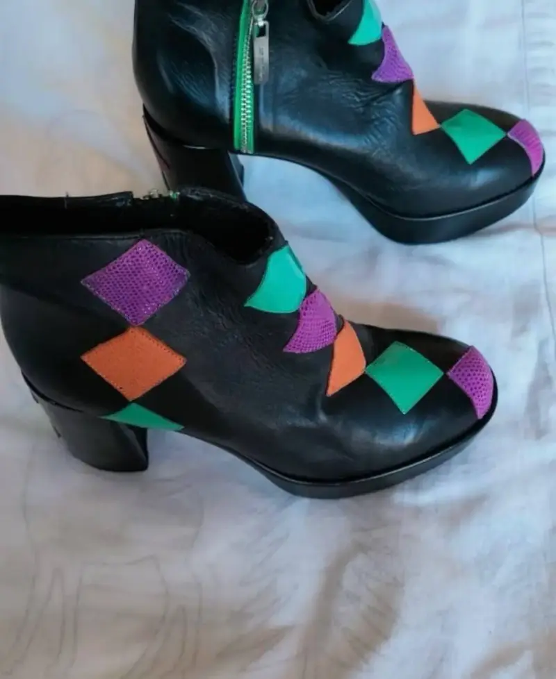 Botines de cuero con diseño geométrico colorido - 2