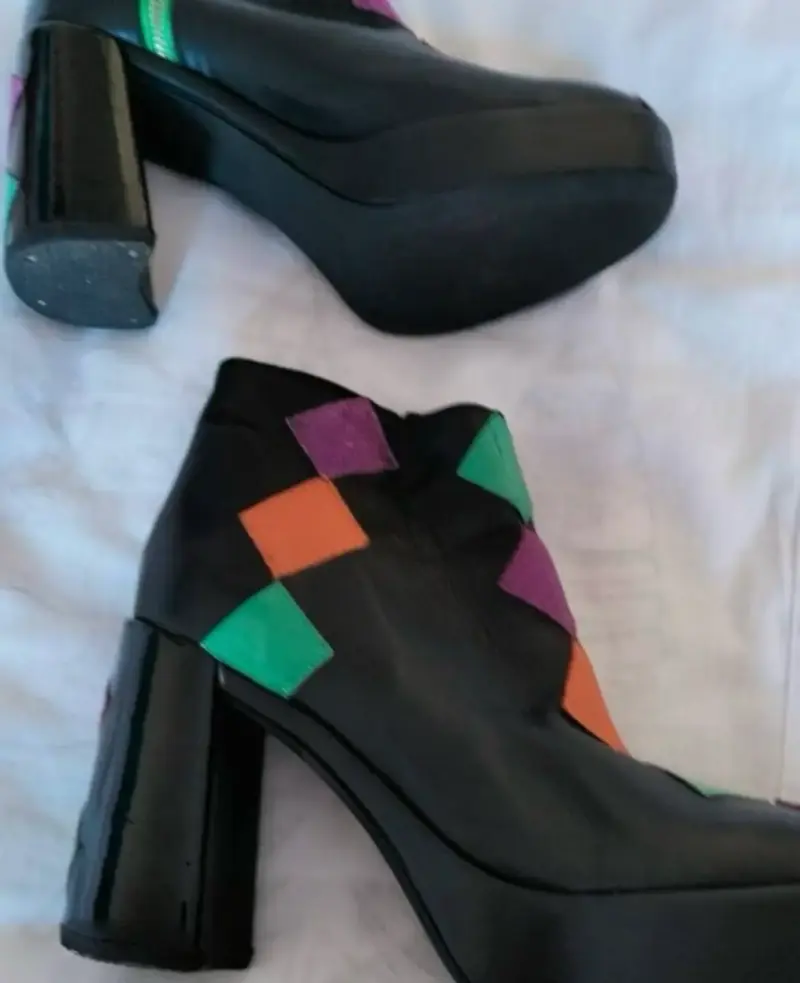 Botines de cuero con diseño geométrico colorido - 3