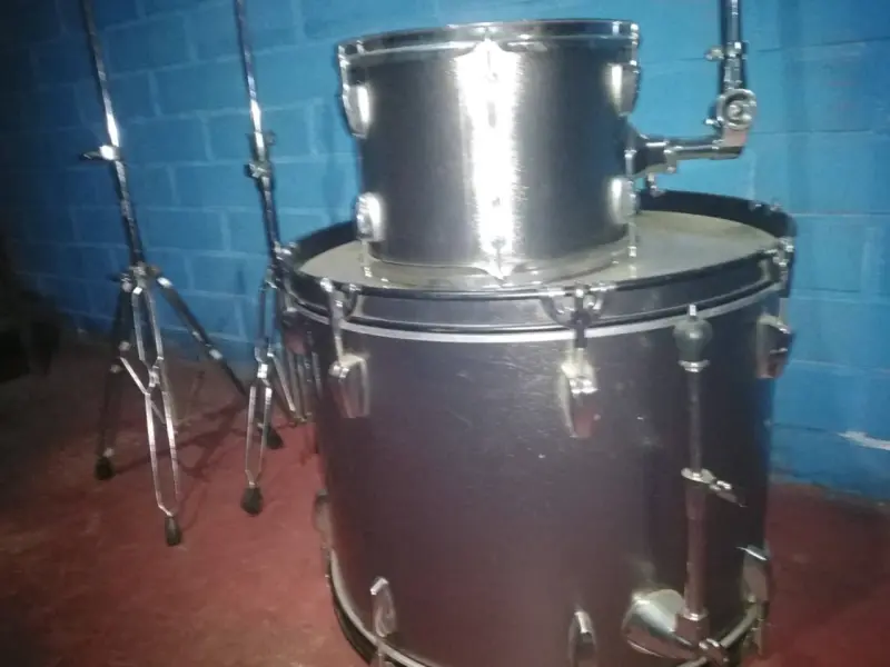 Batería Pearl con bombo y toms en buen estado - 1