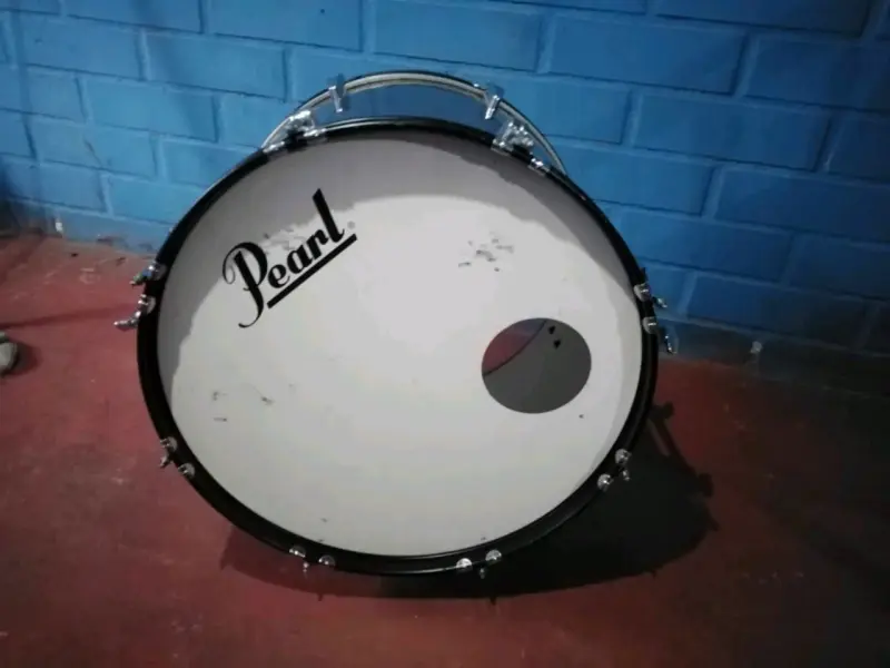 Batería Pearl con bombo y toms en buen estado - 2