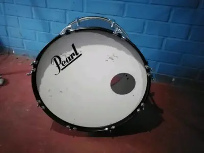 Batería Pearl con bombo y toms en buen estado - miniatura 2