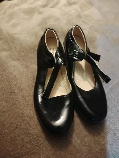 Zapatos de charol negro para niña con correa - miniatura 1