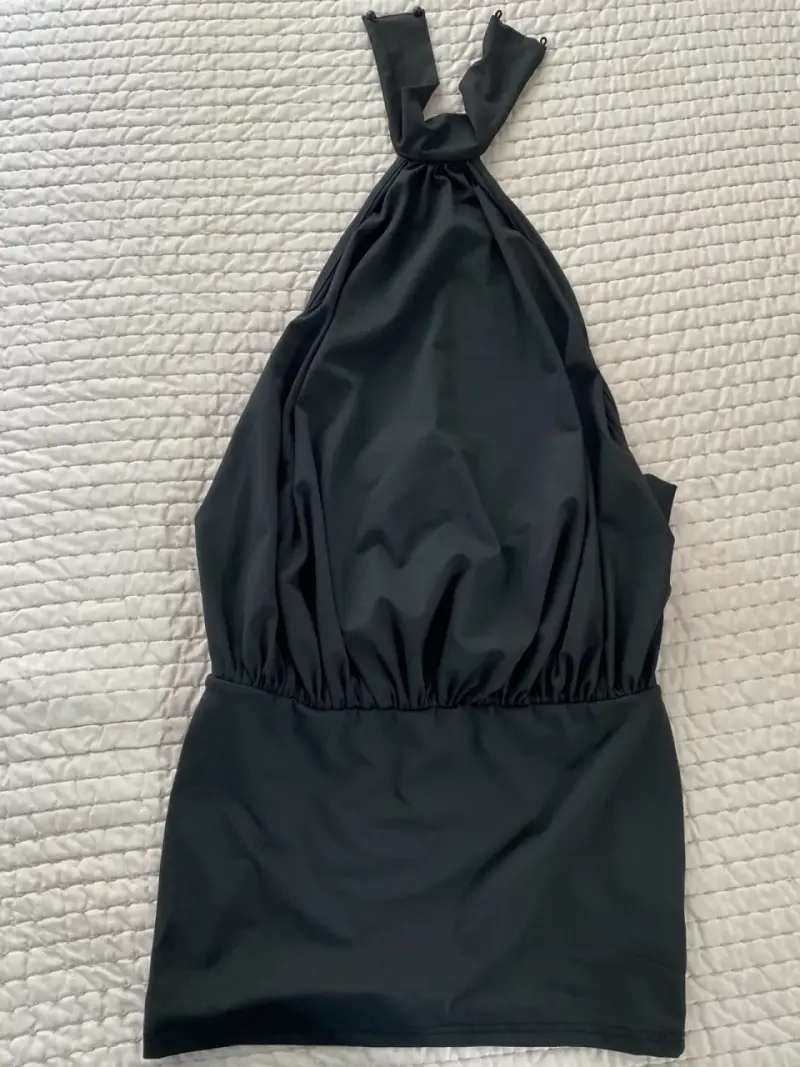Vestido negro sin espalda elegante, cuello halter - 1