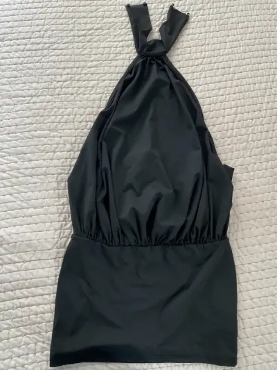 Vestido negro sin espalda elegante, cuello halter - miniatura 1