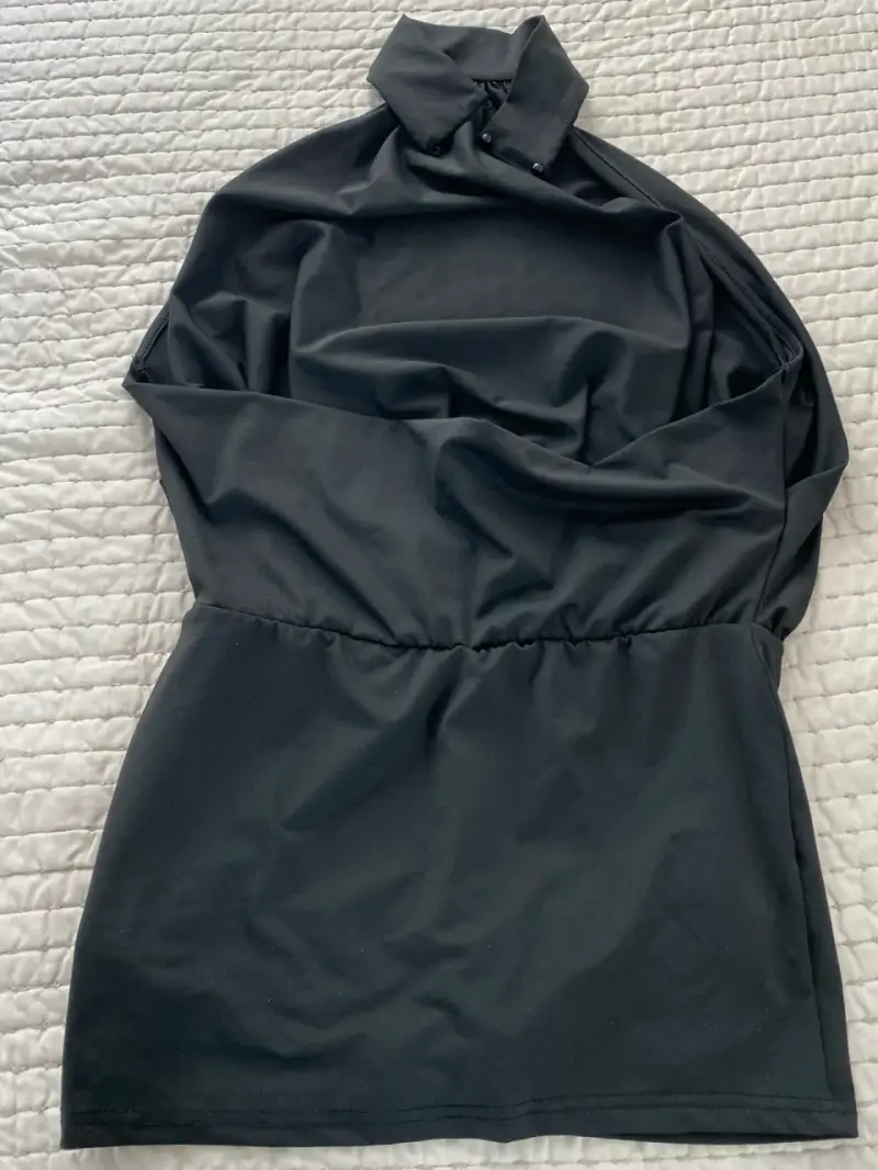 Vestido negro sin espalda elegante, cuello halter - 2