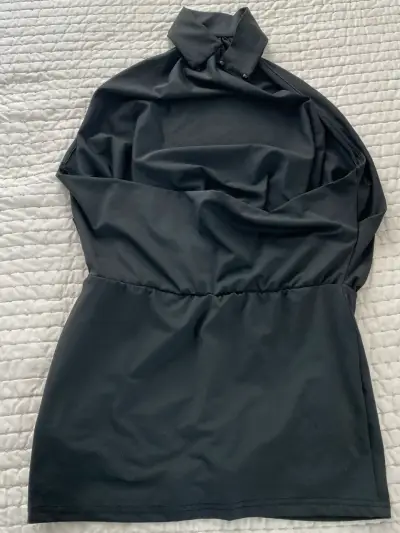 Vestido negro sin espalda elegante, cuello halter - miniatura 2