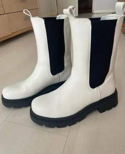Botas blancas de cuero con suela gruesa - miniatura 2