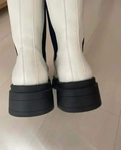 Botas blancas de cuero con suela gruesa - miniatura 4