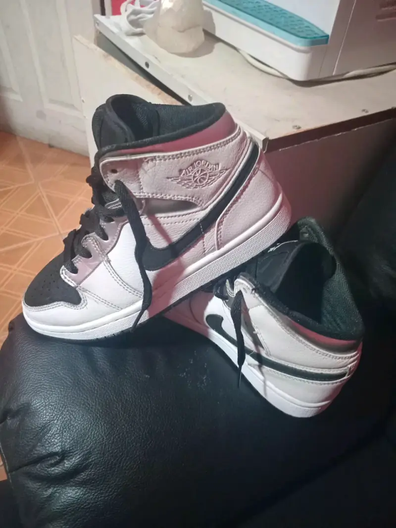 Zapatillas Air Jordan blancas y negras - 1