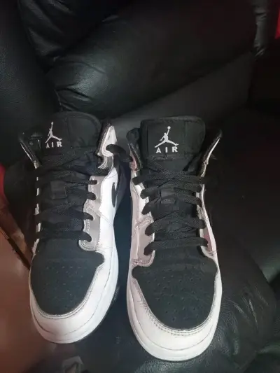 Zapatillas Air Jordan blancas y negras - miniatura 2